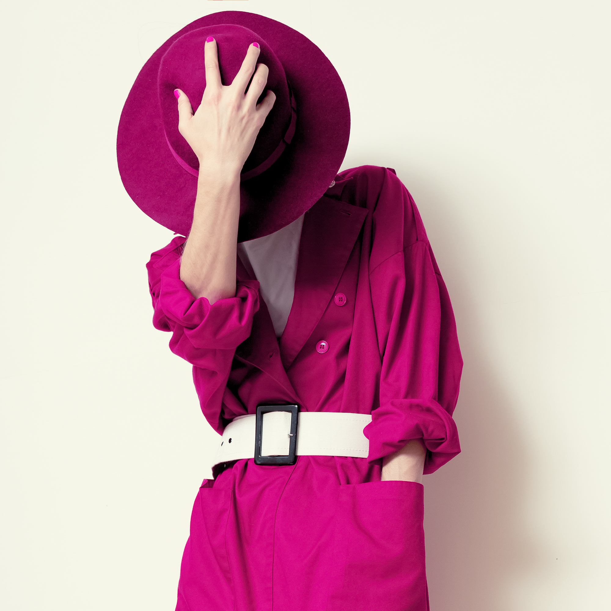 Valentina Barrios - Elegancia monocromática en magentaconjunto magenta y cinturón blanco.