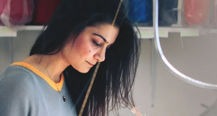 Valentina Karellas diseñadora argentina radicada en Londres con ética slow fashion